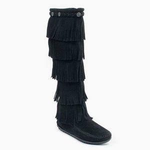 Minnetonka 7M 5-Layer Fringe Black Suede Boots